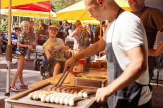 Peter Buchmann alias DJ Buchi schätzt im Himmelrich 3 den Austausch mit den Nachbarn sehr.