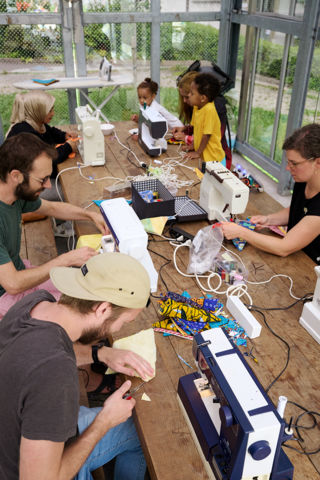 Eine Wimpelkette für den Innenhof