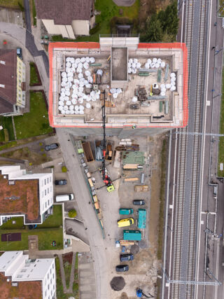 Flachdach mit Solarmodulen