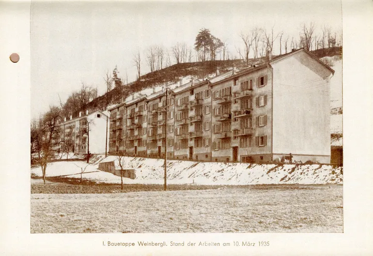 Haus Nummer 99 steht